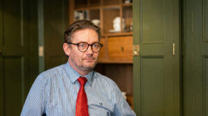 Ollie giving a testimonial in a kitchen setting for Mayfair Worktops featuring Gold Calacatta worktops