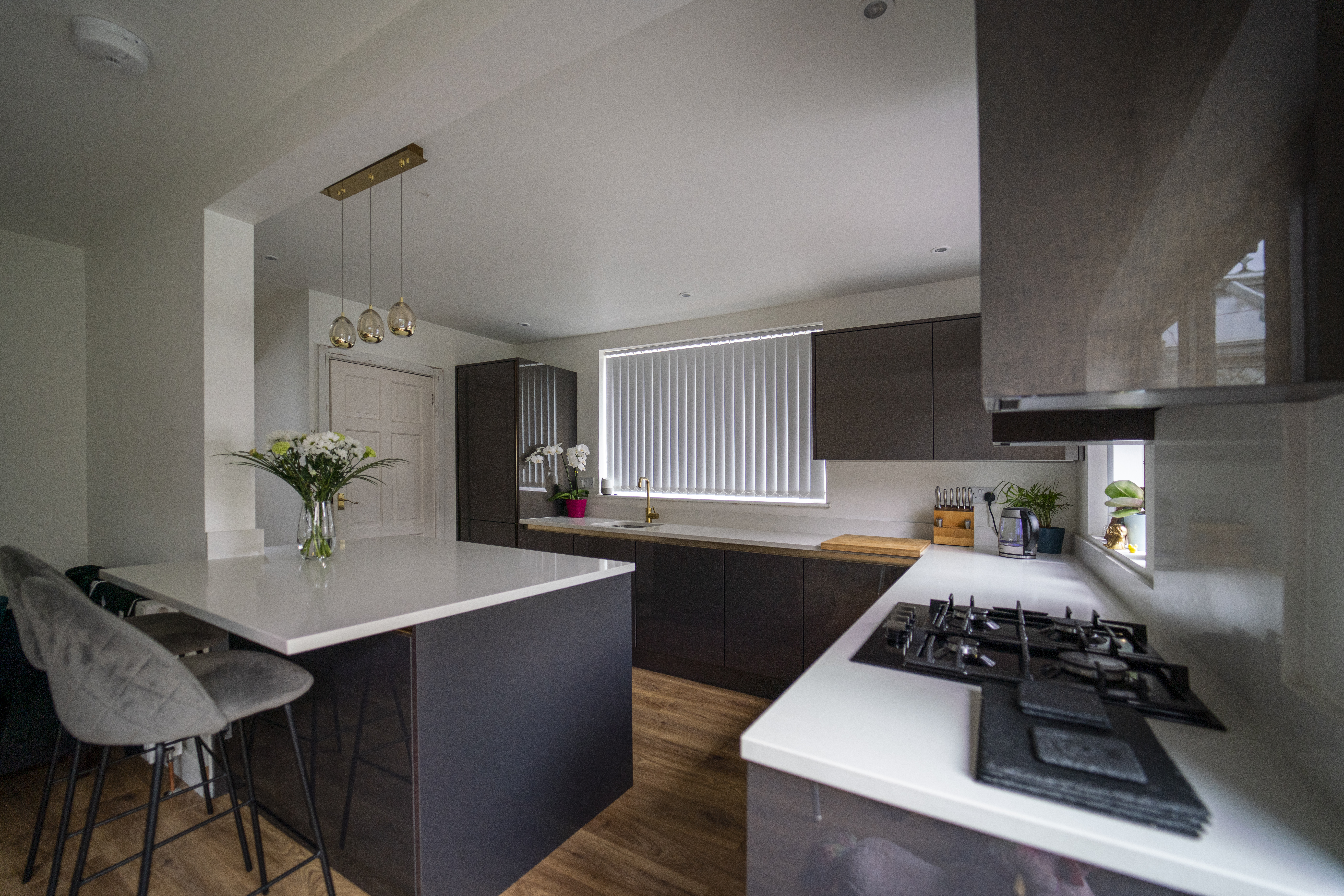 Kitchen island and cooking area finished with Imperial White Quartz worktops and a gas hob