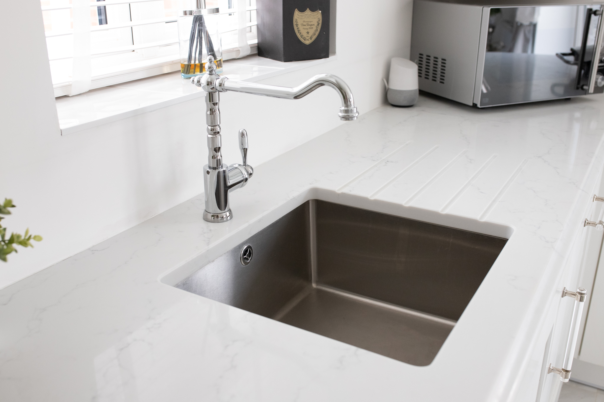 Statuario Bianco Porcelain worktops with stainless steel sink and chrome tap in a modern kitchen