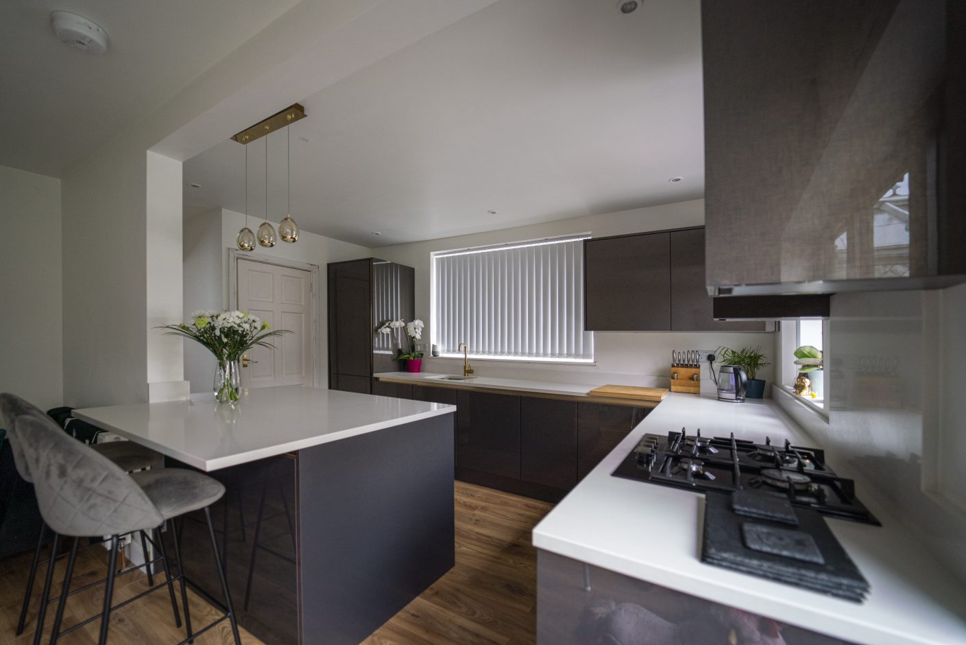 Kitchen island and cooking area finished with Imperial White Quartz worktops and a gas hob