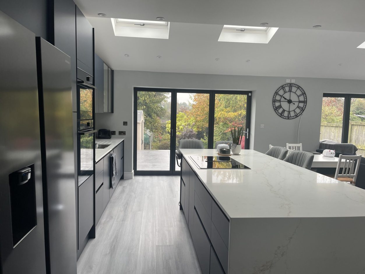 Aura 15 Porcelain kitchen worktop with island and rear doors