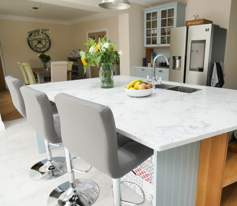 Arabescato Quartz island worktop with seating, showing a bright surface with grey veining